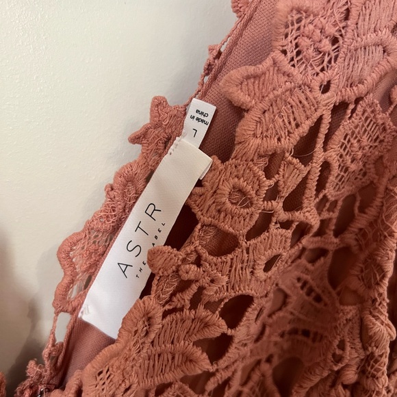 Lace detailed dress - Picture 3 of 4